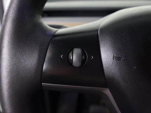 Used 2022 Tesla Model Y Long Range image 41