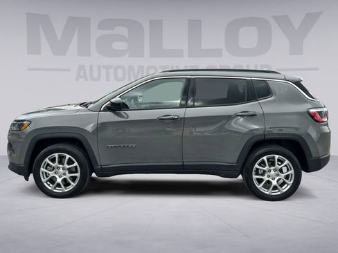 Used 2024 Jeep Compass Latitude w/ Sun and Sound Group AWD/4WD image 2