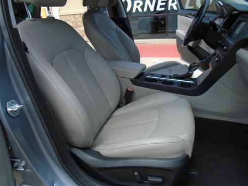 Used 2016 Hyundai Sonata Limited w/ Option Group 02 FWD image 12