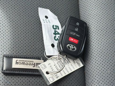 Used 2024 Toyota Grand Highlander AWD image 11