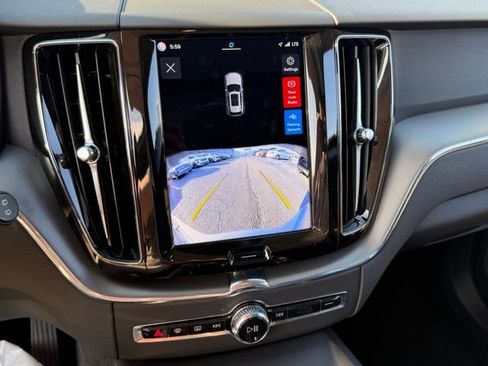 Used 2025 Volvo XC60 B5 Core image 8