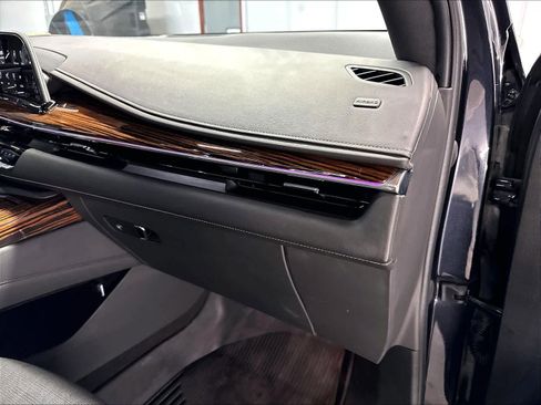 Used 2023 Cadillac Escalade Premium Luxury AWD/4WD image 17