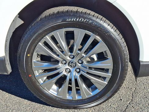 Certified 2022 Toyota Venza XLE image 9