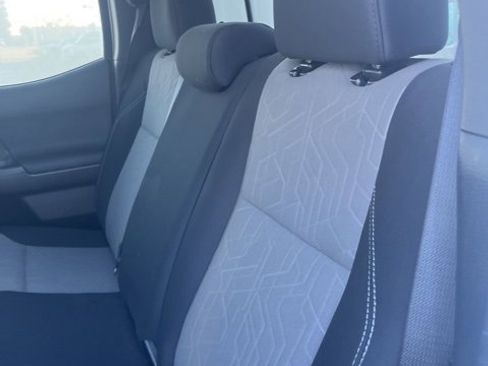 Used 2022 Toyota Tacoma TRD Off-Road image 11