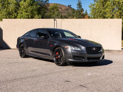 Used 2017 Jaguar XJ R RWD image 3