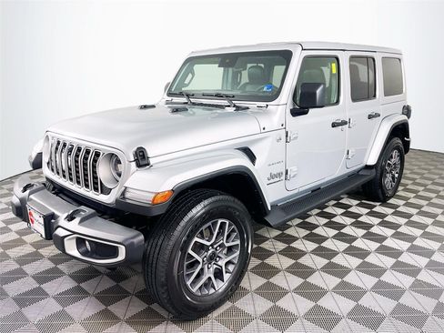 Used 2024 Jeep Wrangler Unlimited Sahara w/ Technology Group AWD/4WD image 3