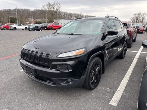 Used 2018 Jeep Cherokee Latitude w/ Altitude Package AWD/4WD image 2