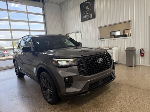 Used 2025 Ford Explorer ST-Line w/ ST-Line Street Pack AWD/4WD image 6