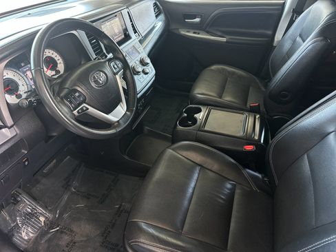 Used 2017 Toyota Sienna SE FWD image 9