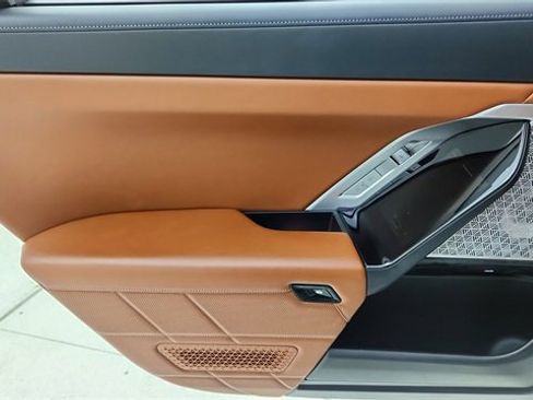 Used 2023 BMW i7 xDrive60 image 32