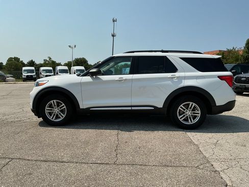 Used 2023 Ford Explorer XLT AWD/4WD image 2