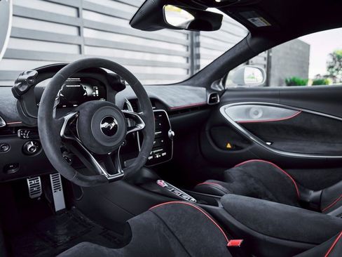 Used 2023 McLaren Artura RWD image 2