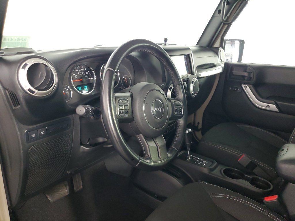 Used 2018 Jeep Wrangler Unlimited Rubicon w/ Connectivity Group AWD/4WD image 13