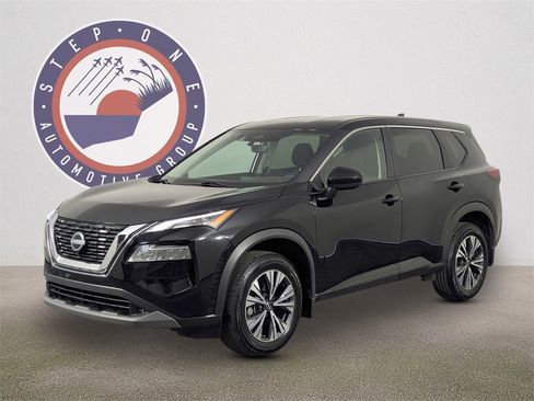 Used 2023 Nissan Rogue SV image 2