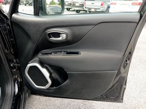 Used 2018 Jeep Renegade Latitude w/ UConnect 8.4 Nav Group image 15