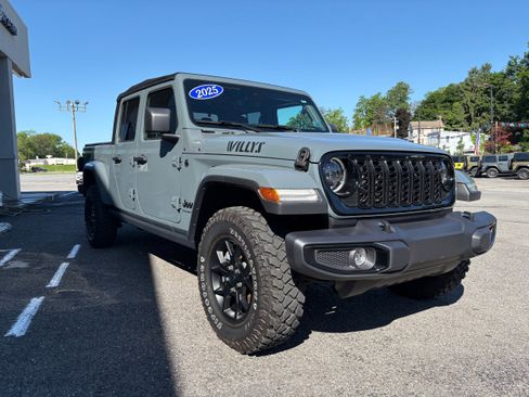 Used 2025 Jeep Gladiator Sport AWD/4WD image 5
