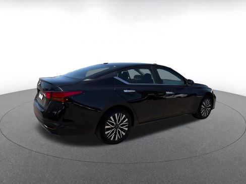 Used 2025 Nissan Altima 2.5 SV FWD image 14