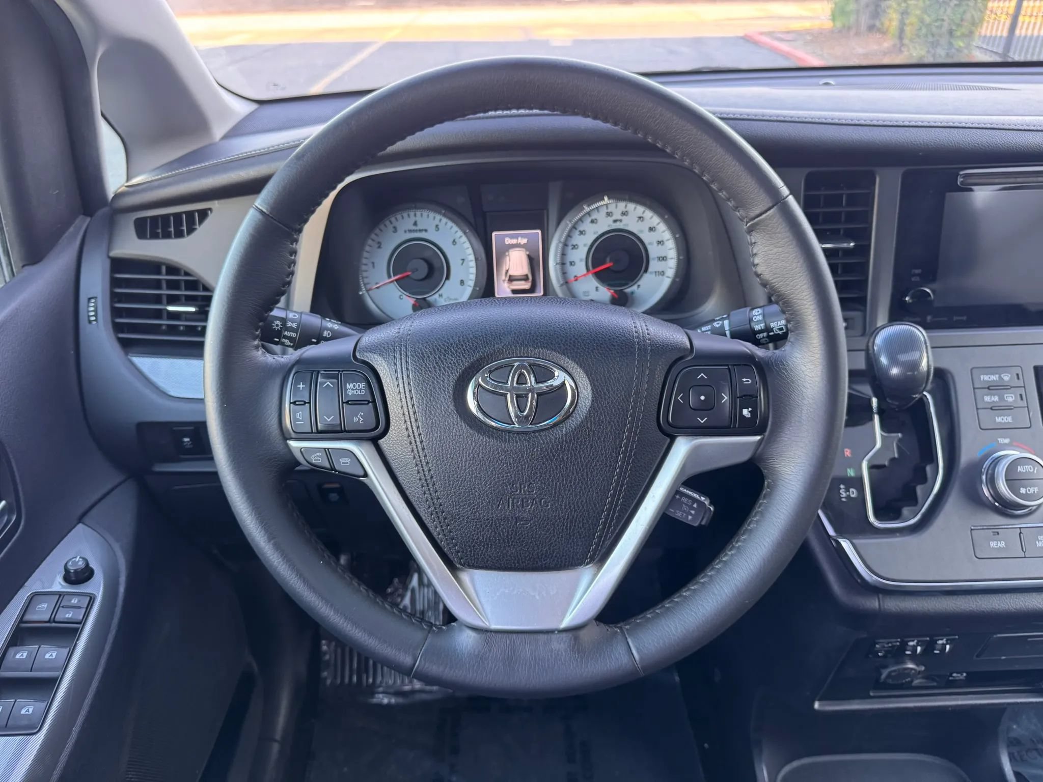 Used 2017 Toyota Sienna SE Premium FWD image 23