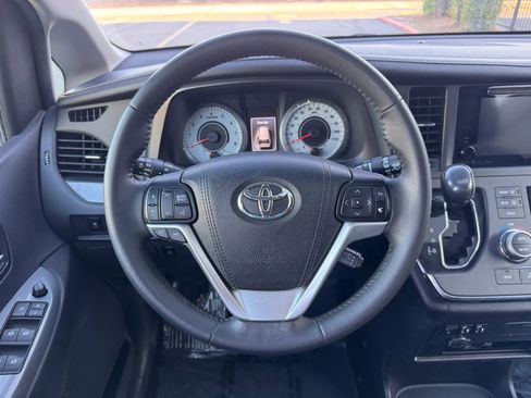Used 2017 Toyota Sienna SE FWD image 23