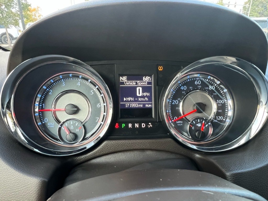 Used 2013 Chrysler Town & Country Touring FWD image 7