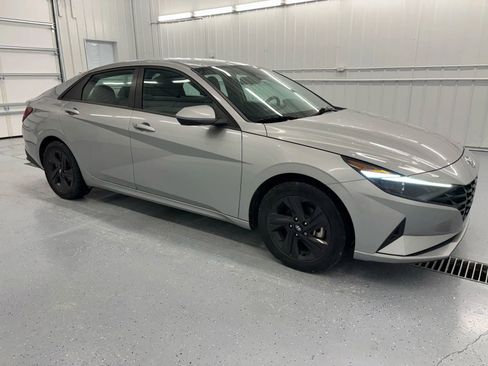 Used 2022 Hyundai Elantra SEL w/ Convenience Package FWD image 10