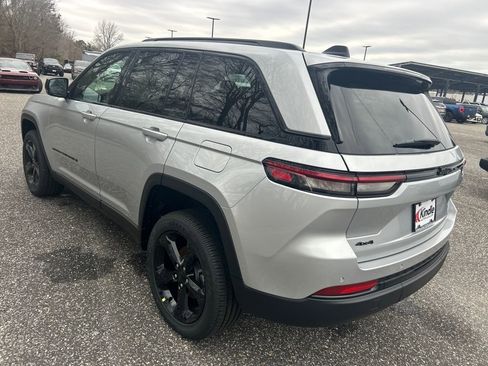 New 2025 Jeep Grand Cherokee Altitude image 24
