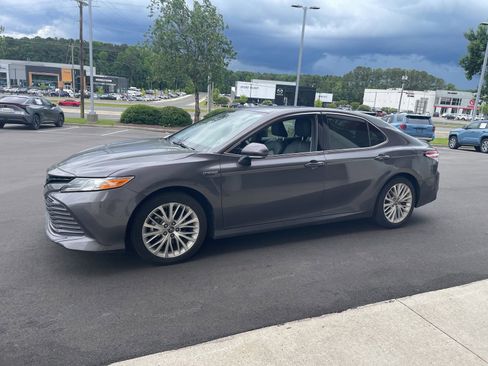 Used 2019 Toyota Camry XLE w/ Sunroof Package FWD image 9
