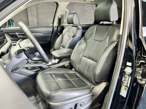 Used 2023 Kia Telluride EX w/ EX Captain's Chair Package AWD/4WD image 5