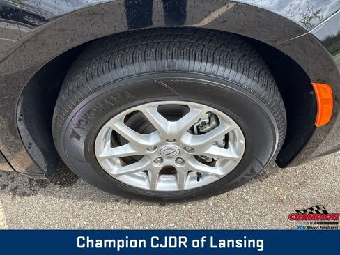 Used 2025 Chrysler Pacifica Select FWD image 35