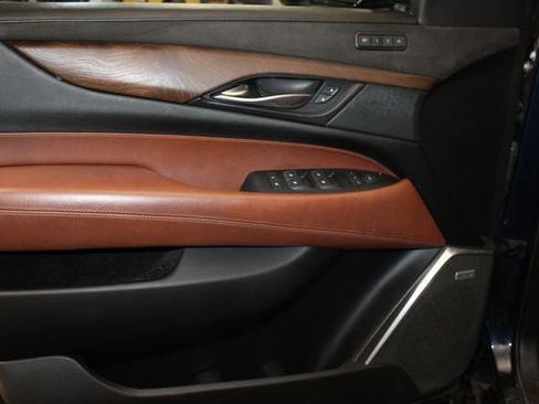 Used 2018 Cadillac Escalade Luxury AWD/4WD image 24