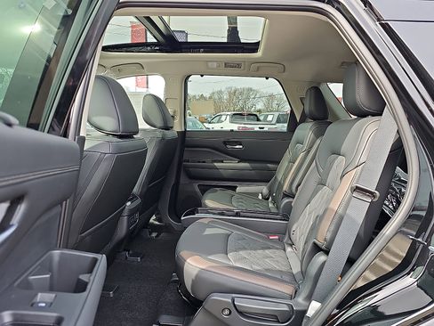 New 2026 Nissan Pathfinder Platinum w/ Accent Package image 6