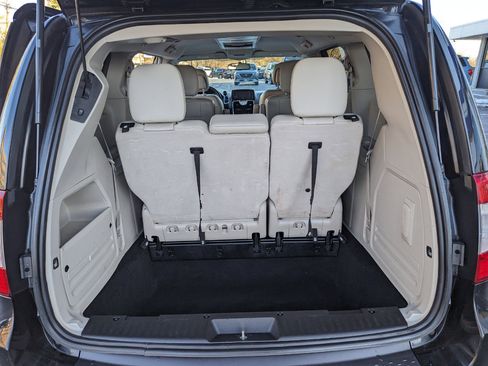 Used 2013 Chrysler Town & Country Touring image 45