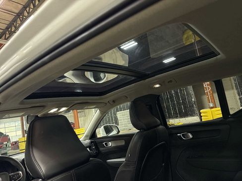 Used 2023 Volvo XC40 B5 Plus image 25