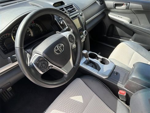 Used 2014 Toyota Camry SE image 11