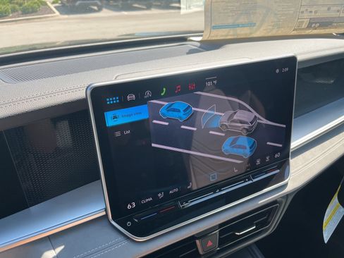 New 2026 Volkswagen Tiguan SE R-Line FWD image 17