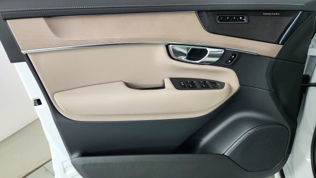 New 2026 Volvo XC90 T8 Plus w/ Protection Package Premier AWD/4WD image 9