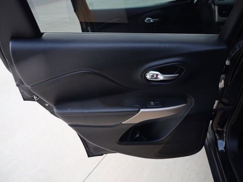 Used 2017 Jeep Cherokee Latitude w/ True North Edition image 16