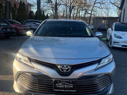 Used 2018 Toyota Camry XLE image 8