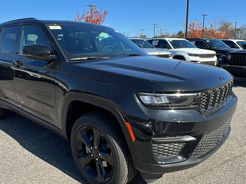 New 2025 Jeep Grand Cherokee Altitude image 5