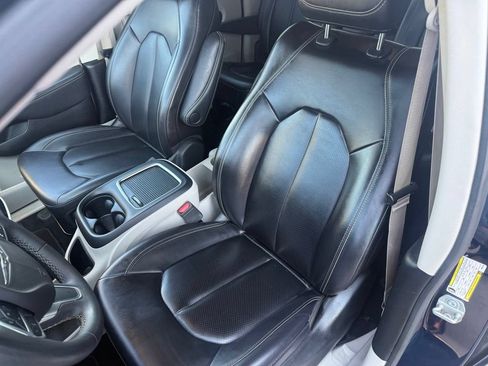 Used 2023 Chrysler Pacifica Touring-L FWD image 22