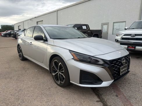 Used 2023 Nissan Altima 2.5 SR w/ SR Premium Package image 3