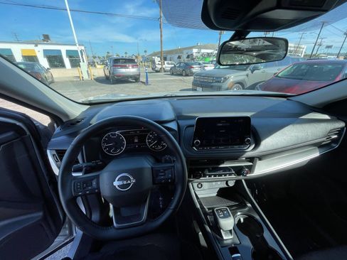 Used 2025 Nissan Rogue SV FWD image 35