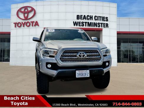 Used 2017 Toyota Tacoma TRD Off-Road AWD/4WD image 3