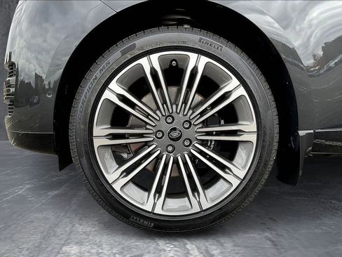 Used 2025 Land Rover Range Rover SE image 13