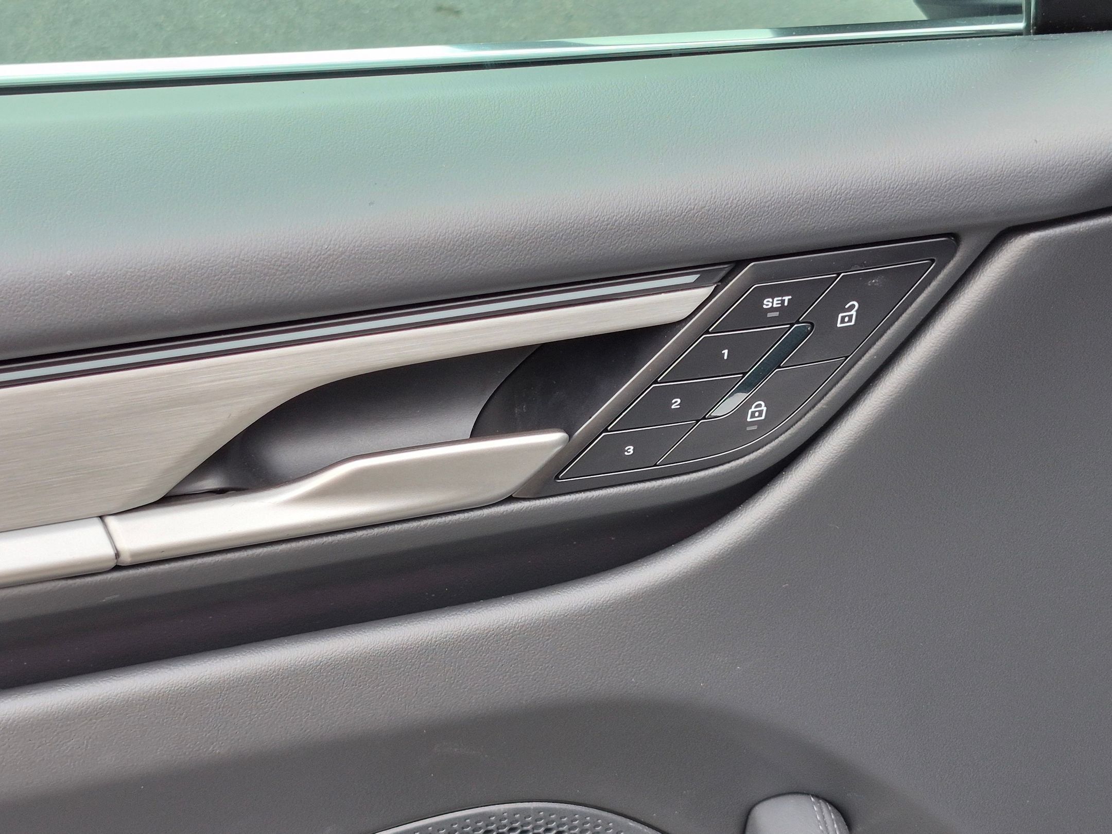 Certified 2025 Porsche Macan 4S Electric AWD/4WD image 24