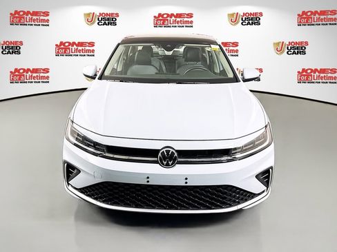 Used 2025 Volkswagen Jetta SE image 11