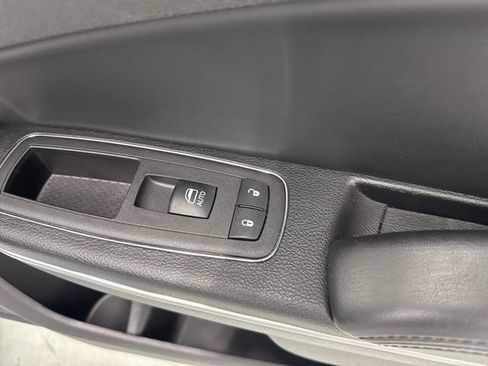 Used 2023 Chrysler 300 Touring AWD/4WD image 25