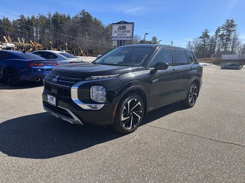 Used 2024 Mitsubishi Outlander SE image 1