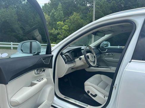 Used 2020 Volvo XC90 T5 Momentum w/ Protection Package Premier FWD image 12