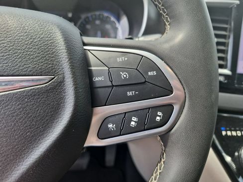 Used 2024 Chrysler Pacifica Touring-L FWD image 19